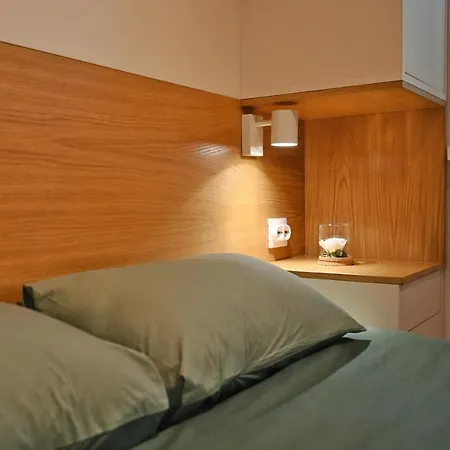 Modern 2-bedroom With Parking וארנה