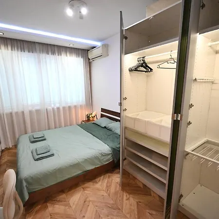 Modern 2-bedroom With Parking Апартамент *